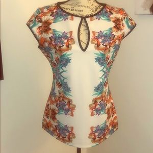 Bisou Bisou keyhole top